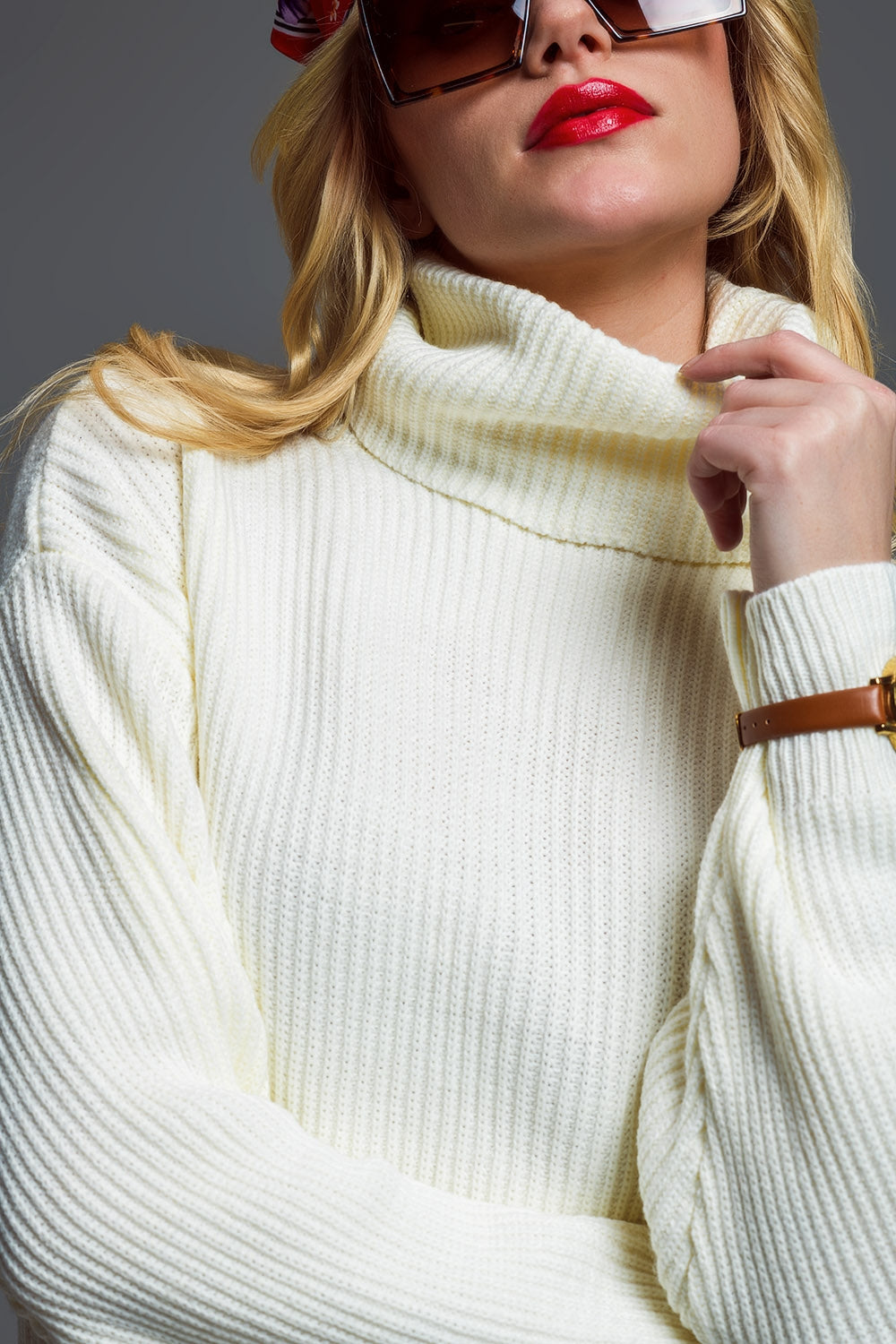 Vestido oversized de malha canelada com gola tartaruga em creme