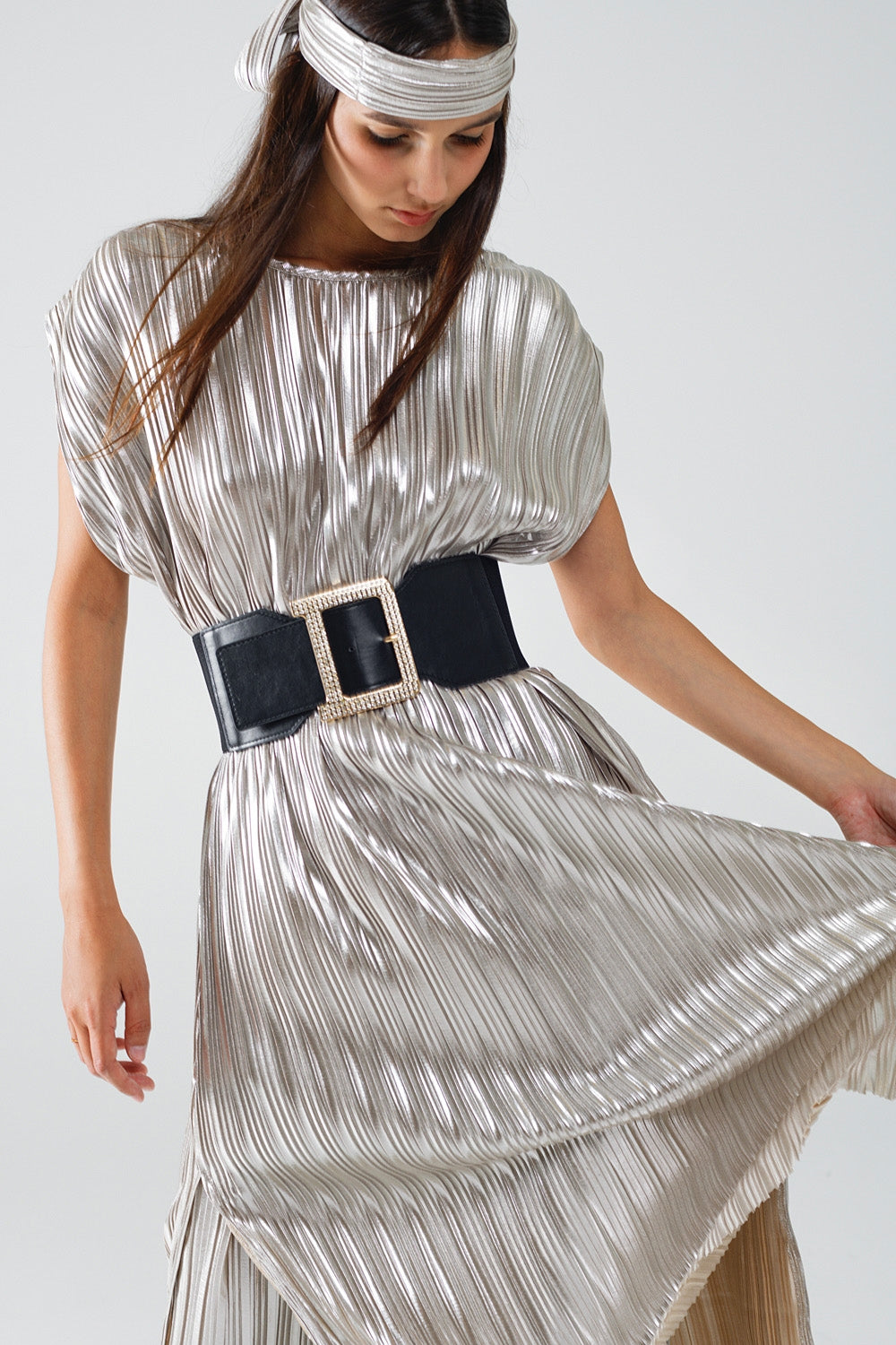 Vestido plissado prateado com cinto e mangas curtas