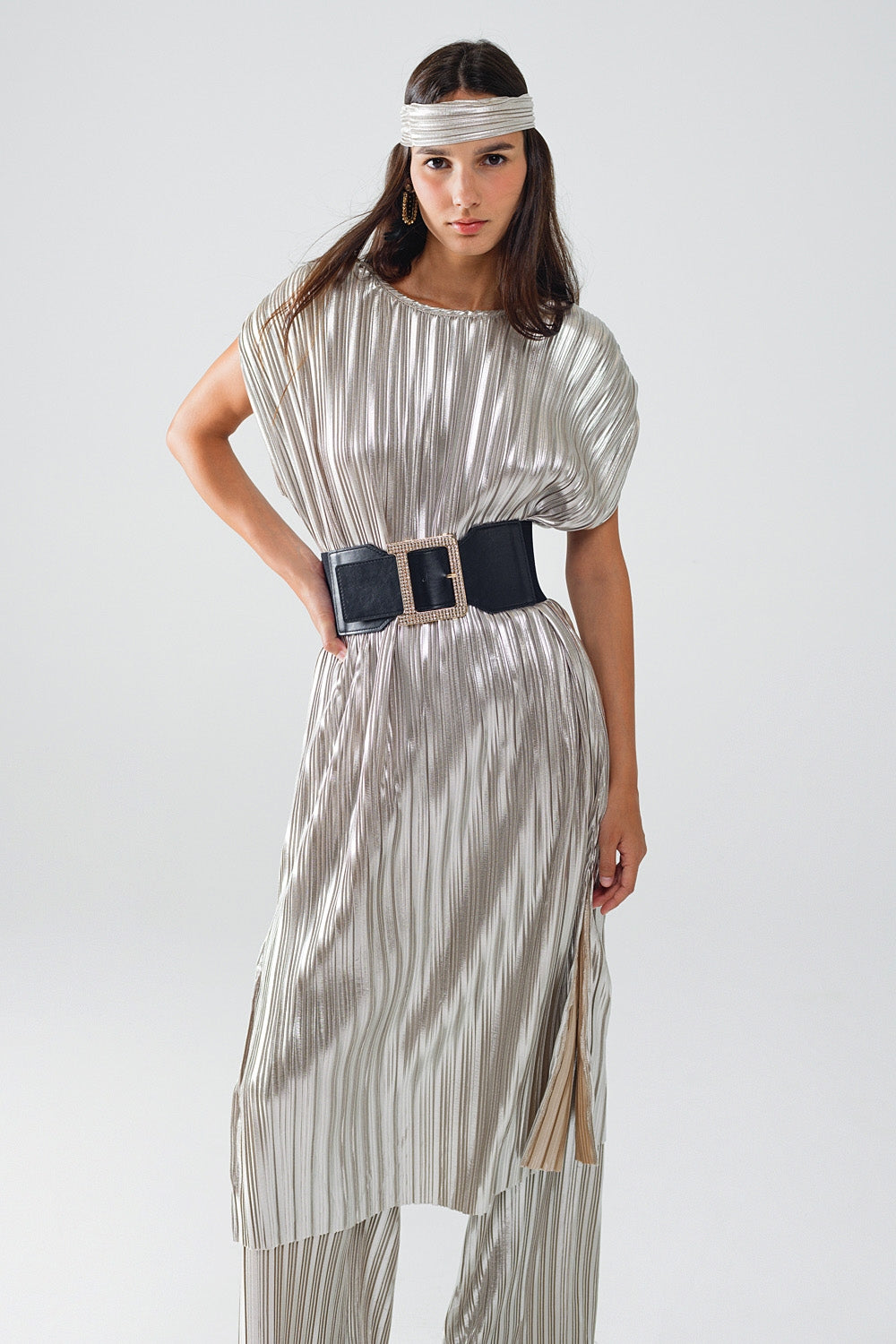 Vestido plissado prateado com cinto e mangas curtas