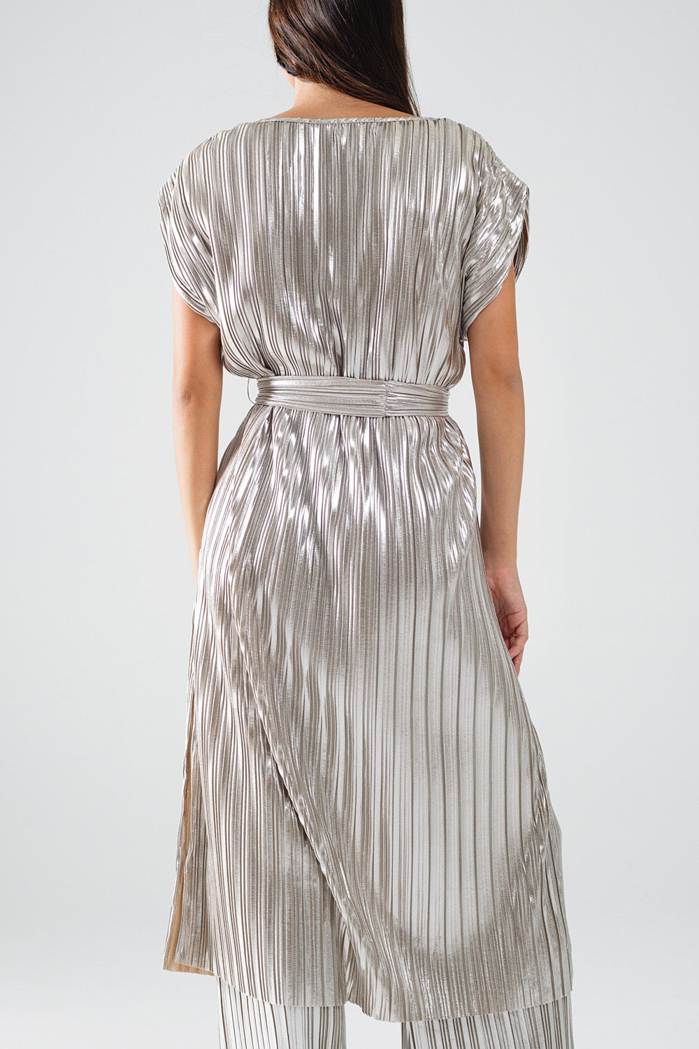 Vestido plissado prateado com cinto e mangas curtas