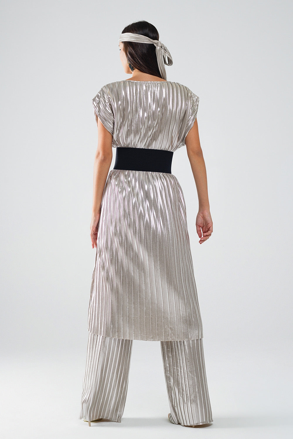 Vestido plissado prateado com cinto e mangas curtas