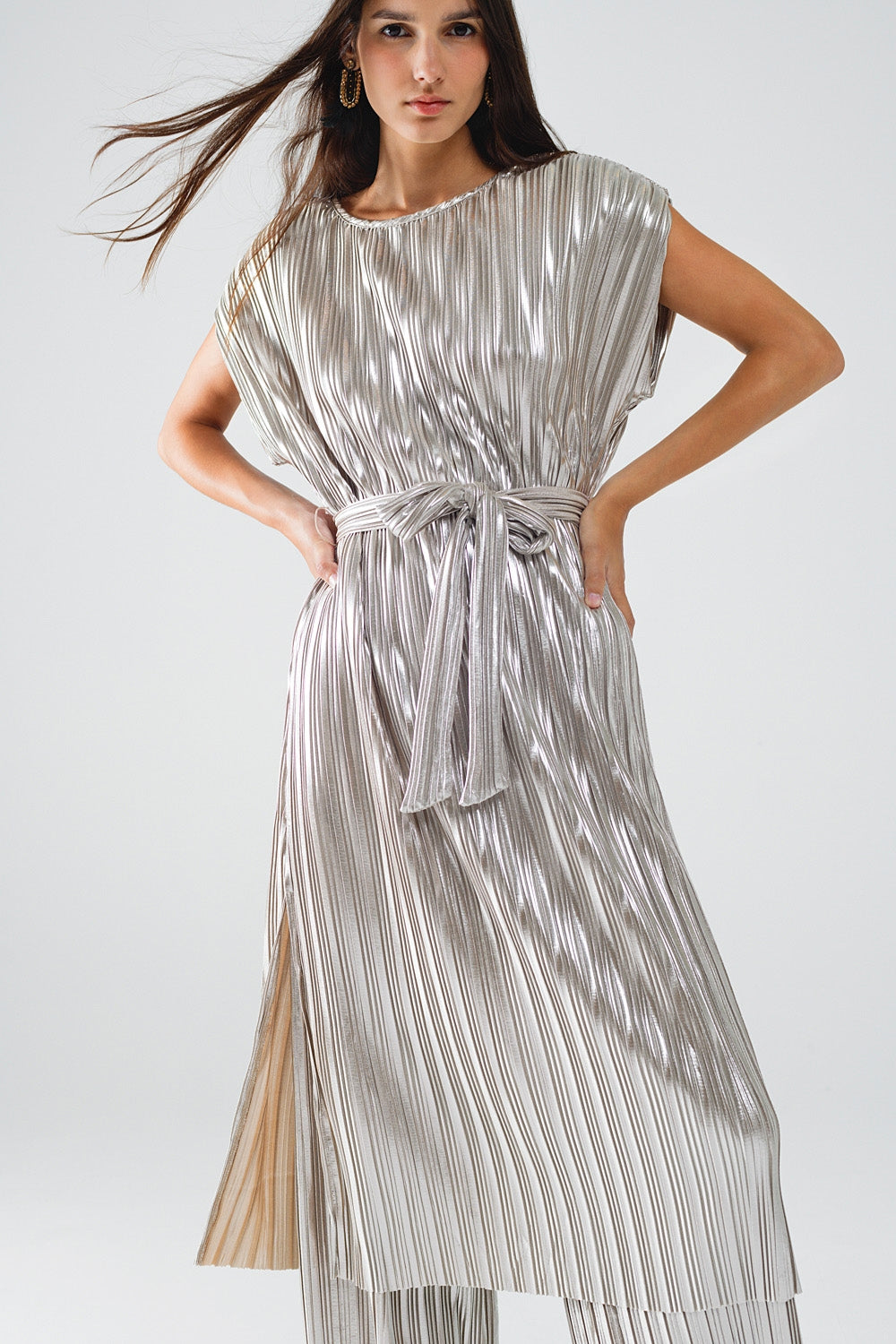 Vestido plissado prateado com cinto e mangas curtas