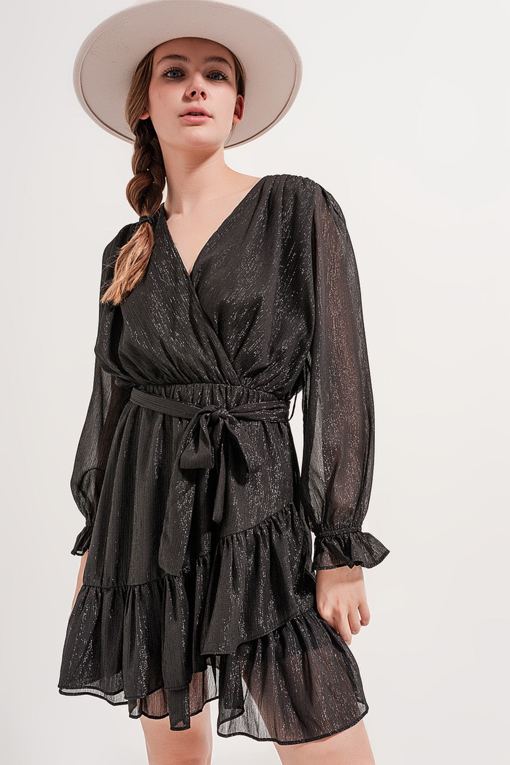 Vestido preto curto com bainha e detalhe cruzado flácido