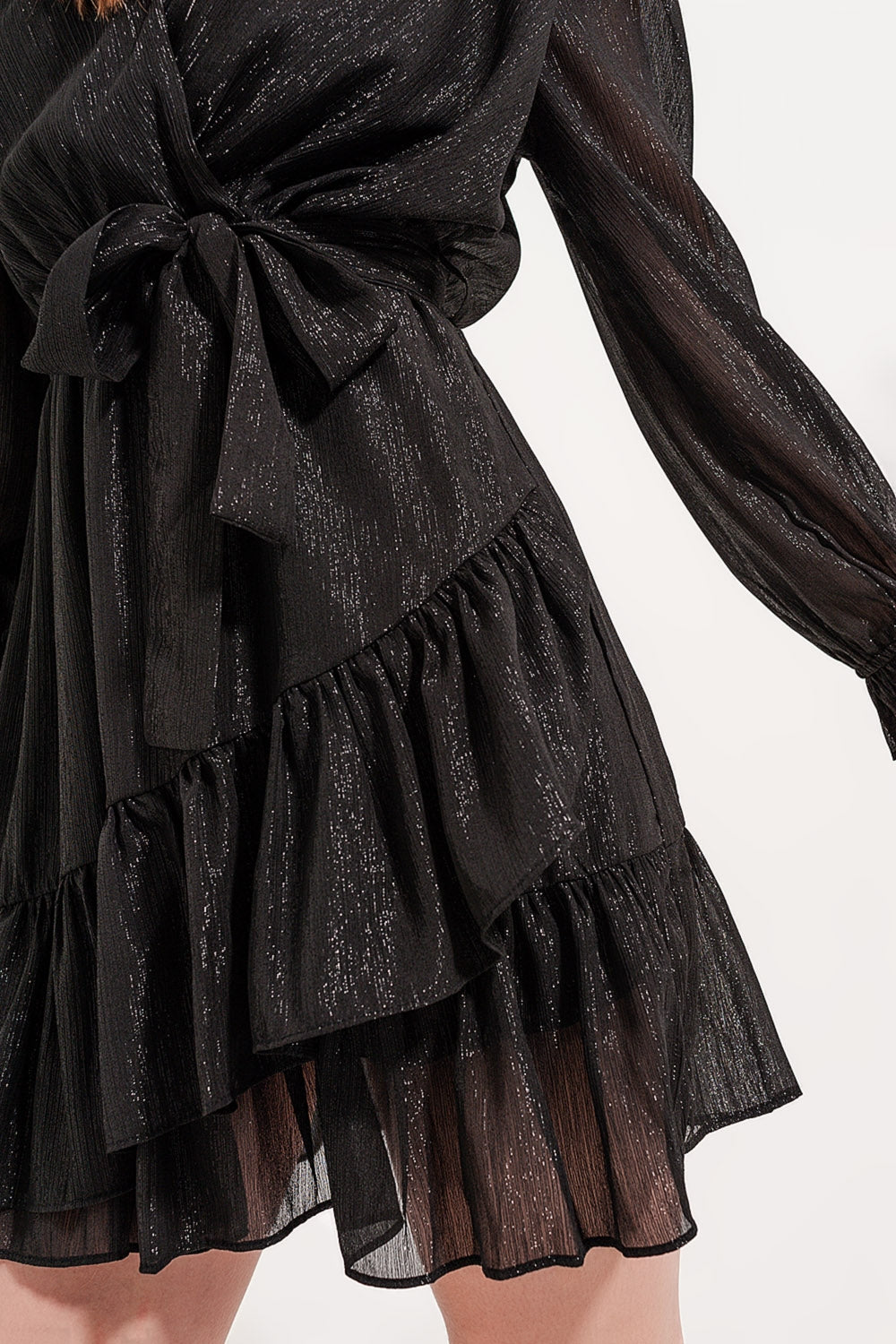 Vestido preto curto com bainha e detalhe cruzado flácido