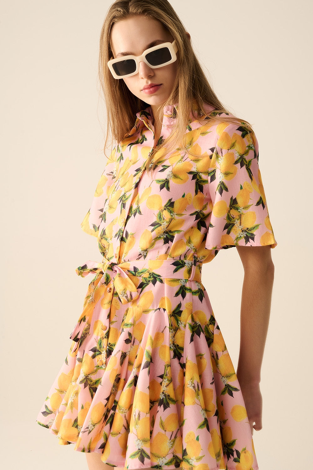 Vestido romântico com cintura e estampa de limão e mangas curtas em rosa