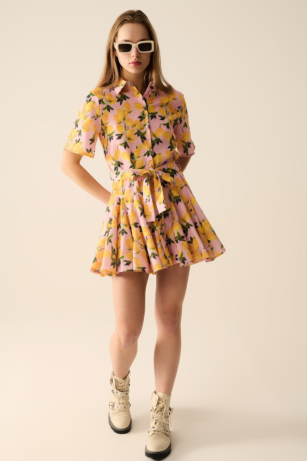 Vestido romântico com cintura e estampa de limão e mangas curtas em rosa