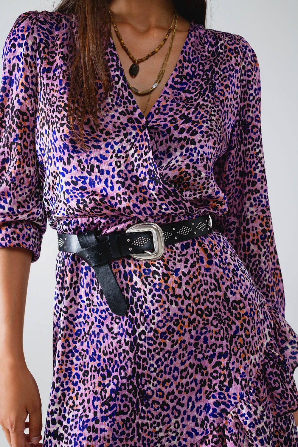 Vestido roxo com estampado animal e saia com folhos