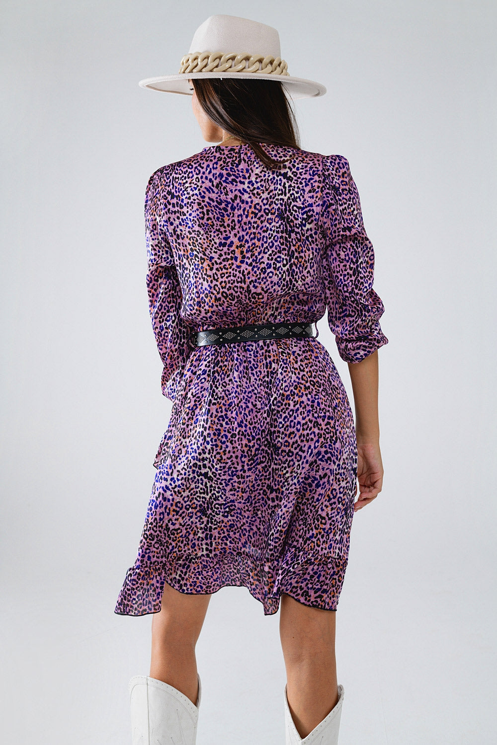 Vestido roxo com estampado animal e saia com folhos