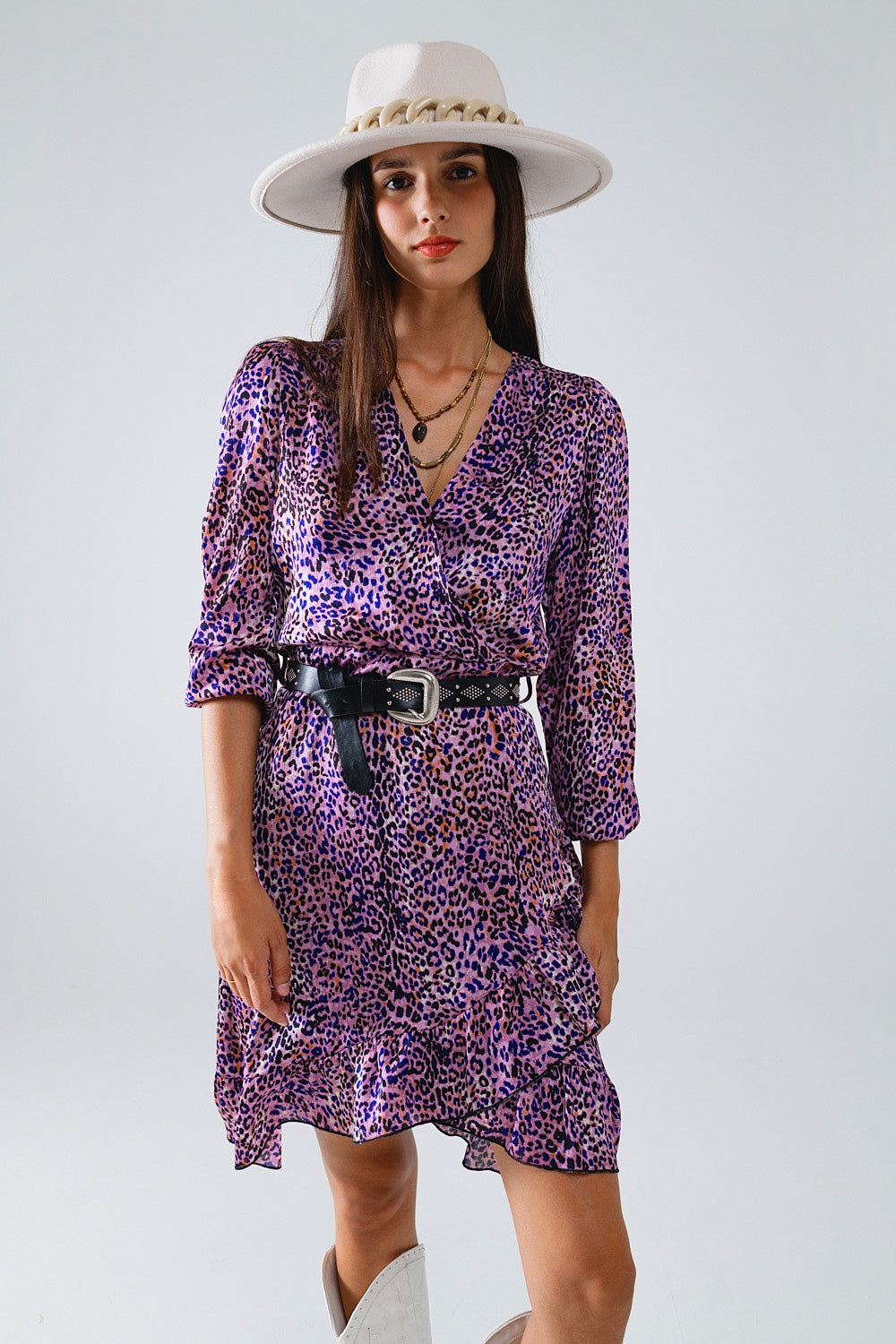 Vestido roxo com estampado animal e saia com folhos
