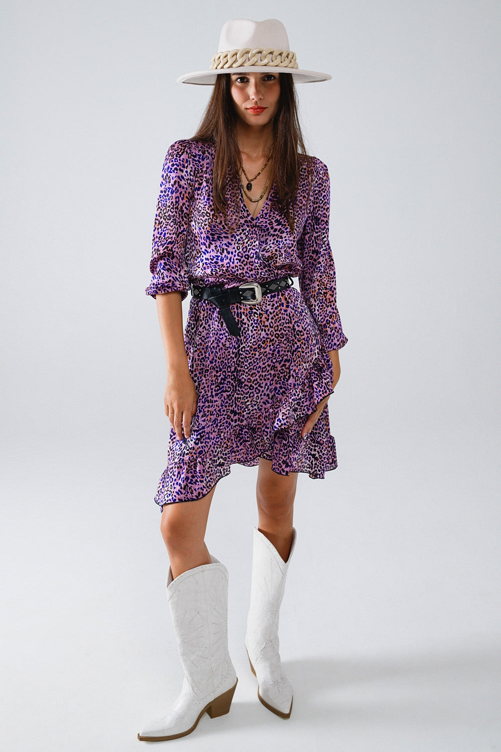 Vestido roxo com estampado animal e saia com folhos