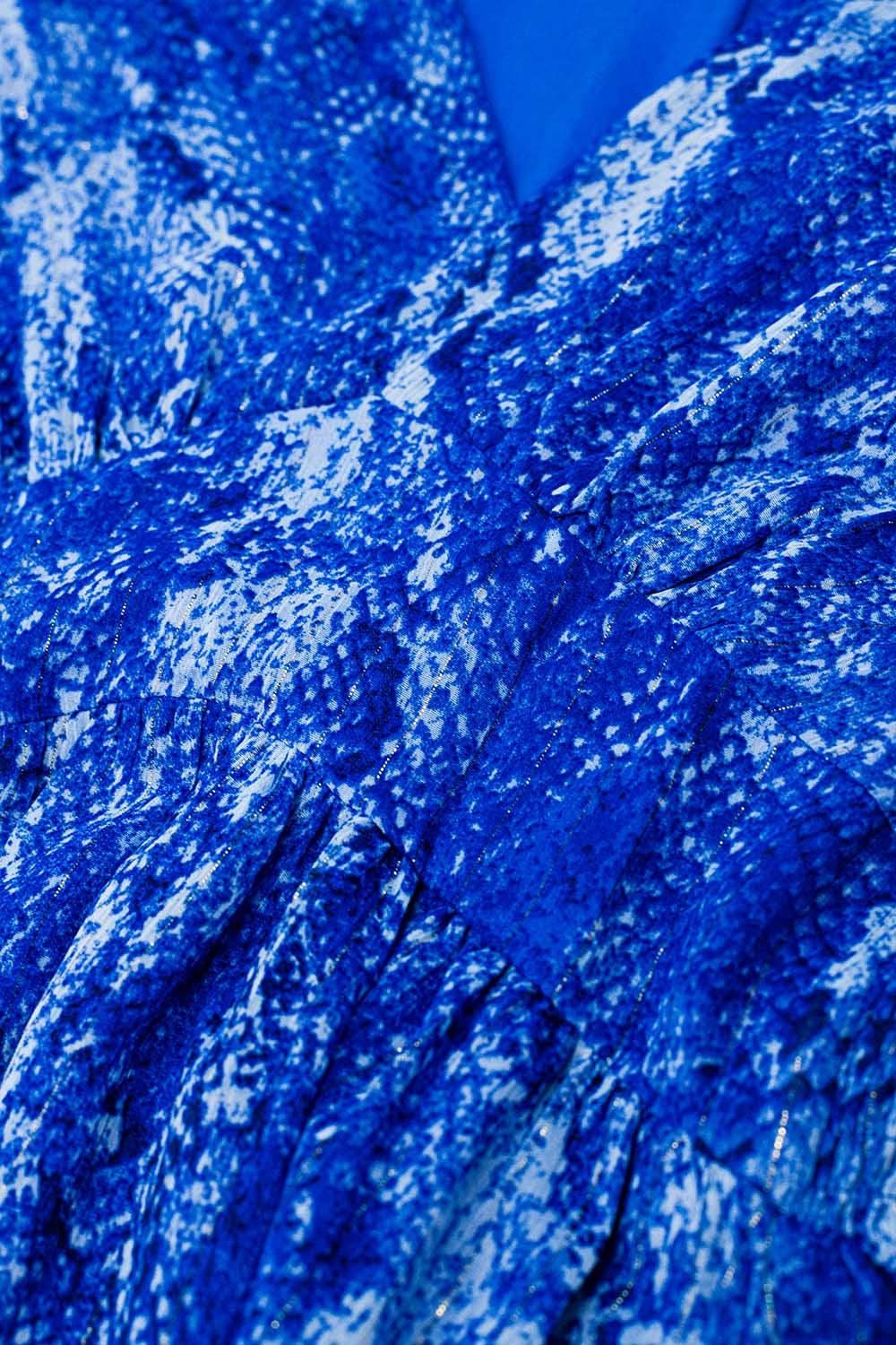 Vestido skater de cintura subida em estampado azul cobra com fio de lurex dourado