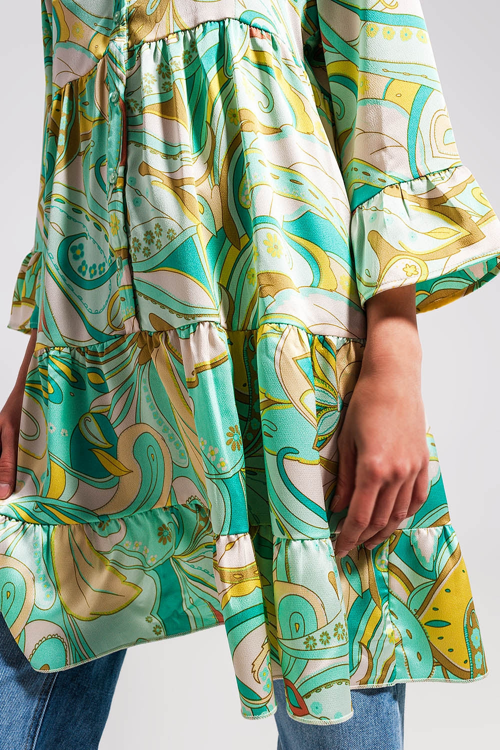 Vestido verde com corte largo e mangas de três quartos de comprimento