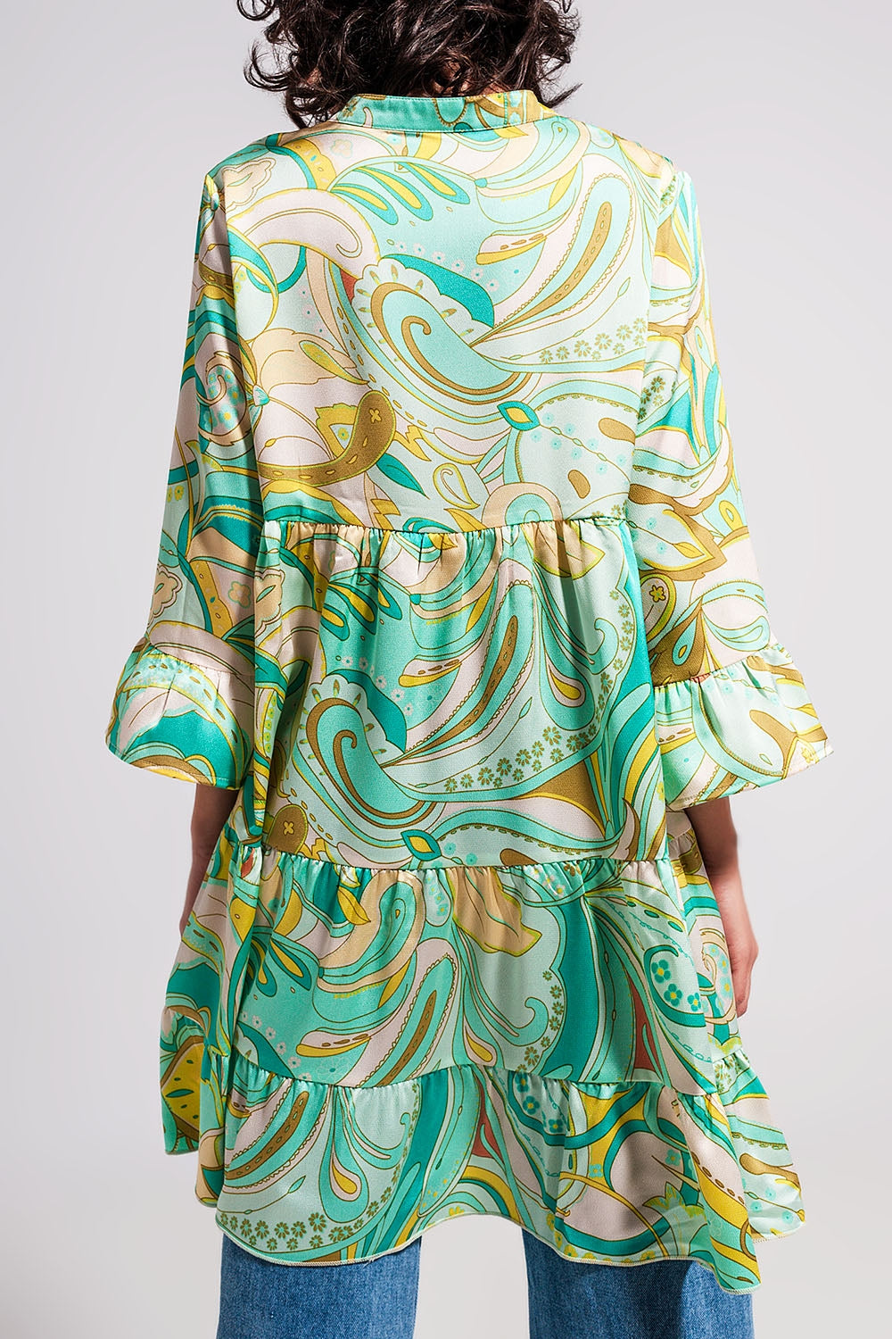 Vestido verde com corte largo e mangas de três quartos de comprimento