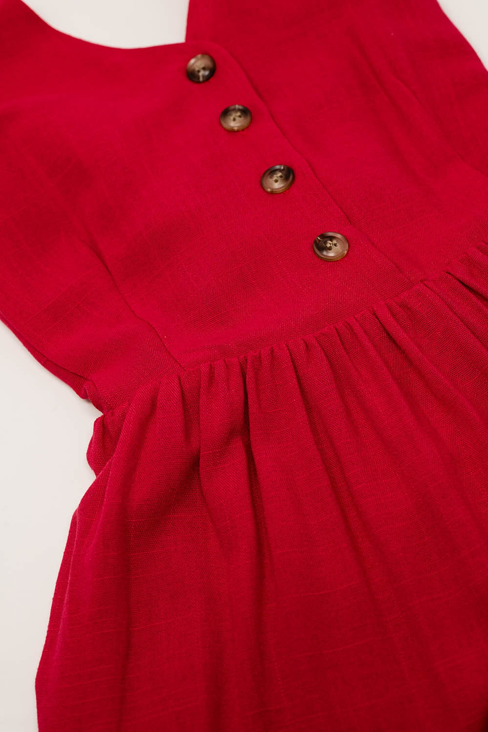 Vestido vermelho com detalhes de botões