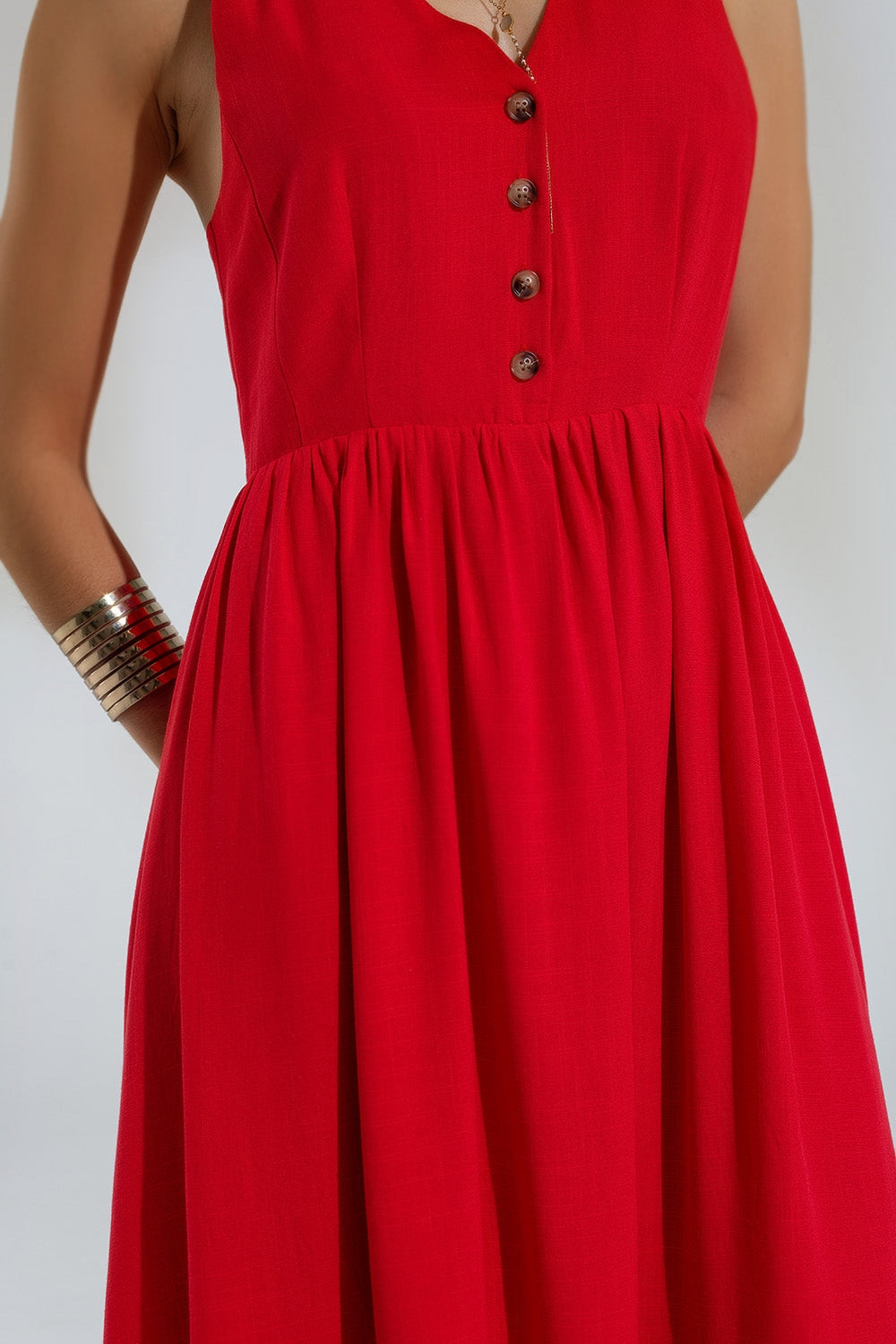 Vestido vermelho com detalhes de botões