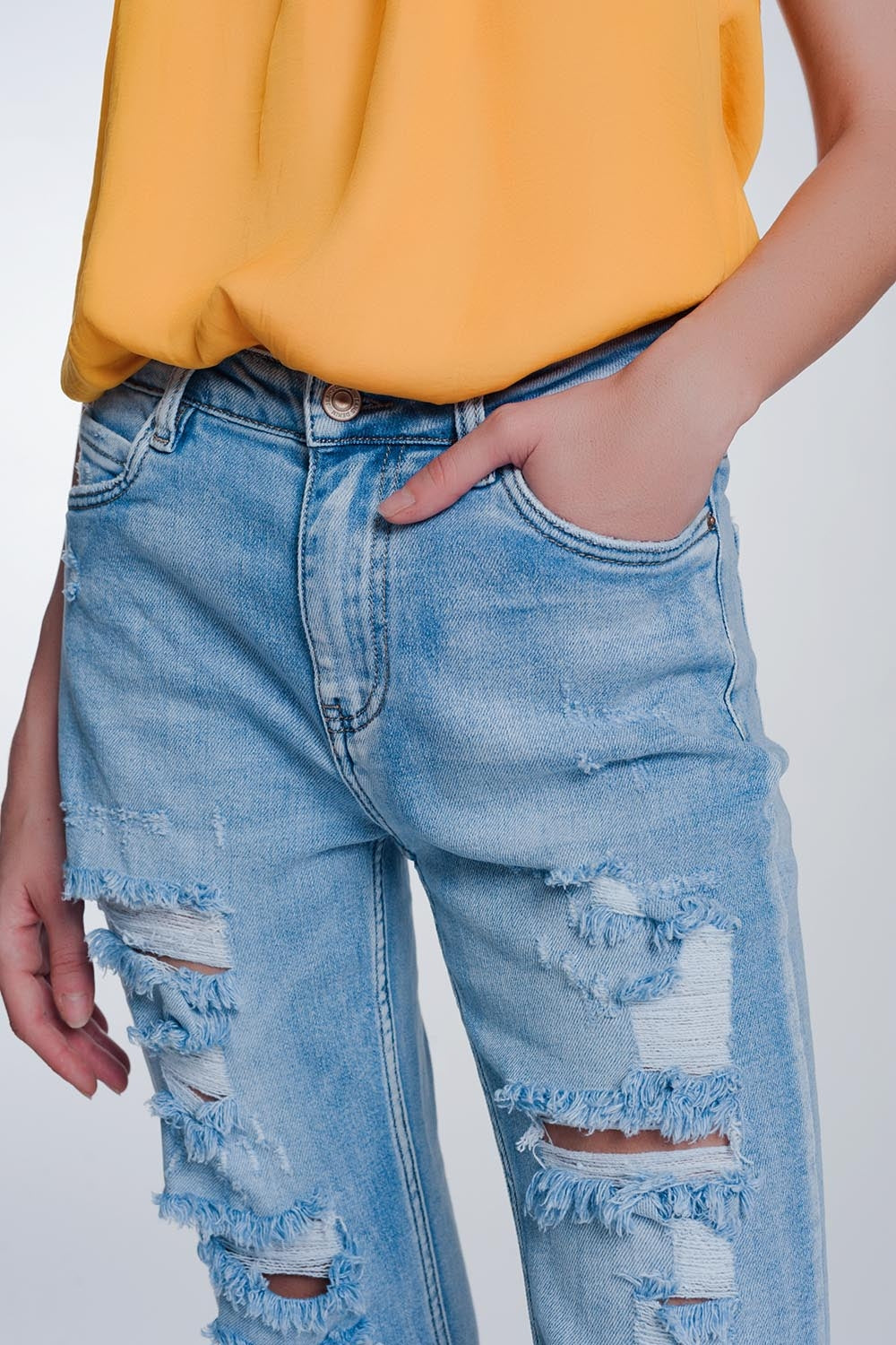 jeans cropped de perna larga com bainha crua na cor azul