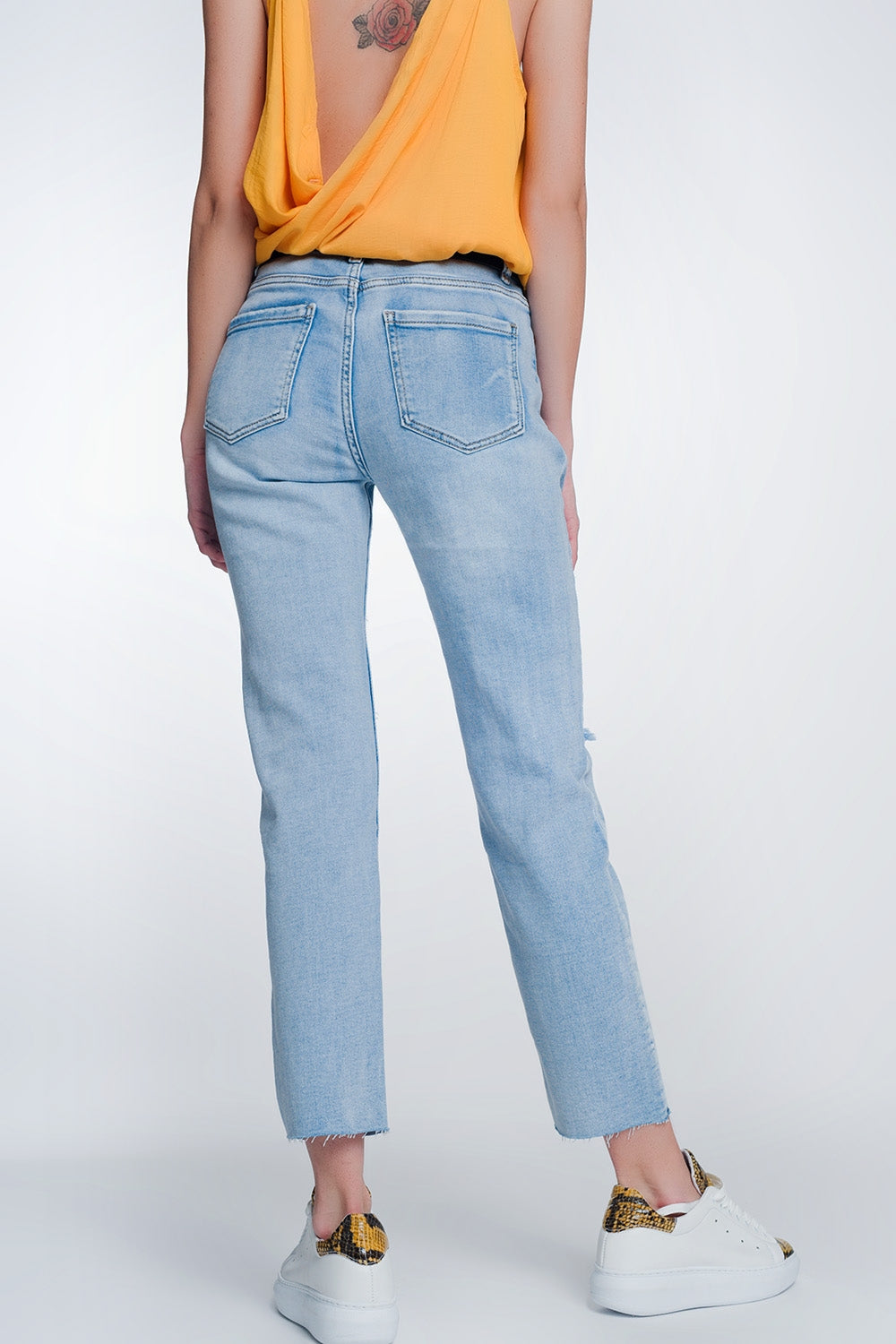 jeans cropped de perna larga com bainha crua na cor azul