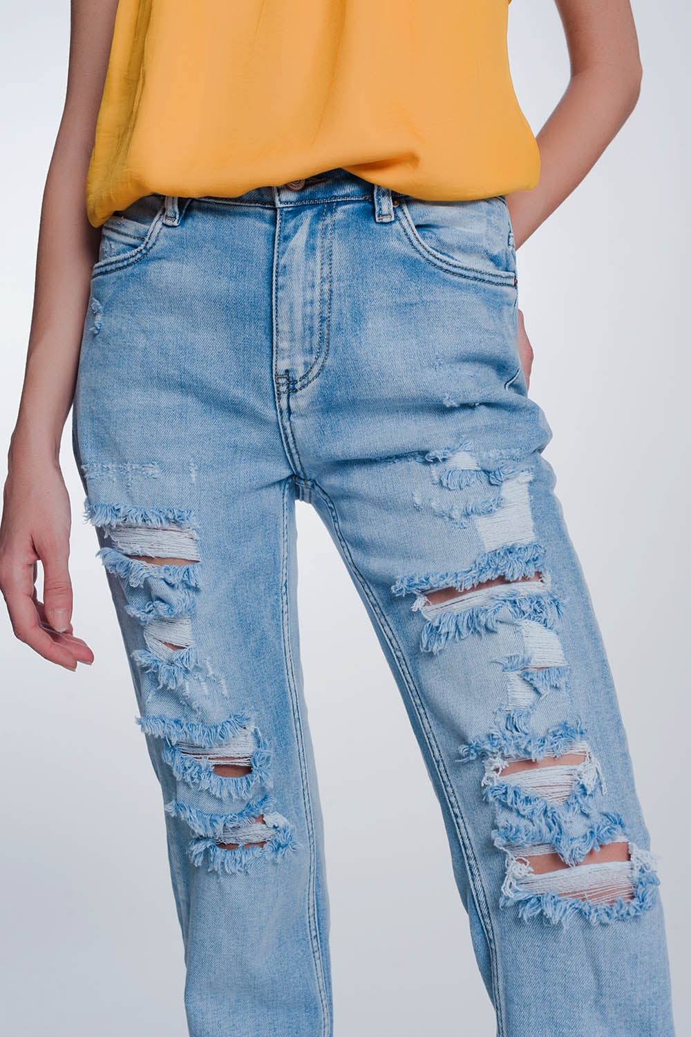 jeans cropped de perna larga com bainha crua na cor azul