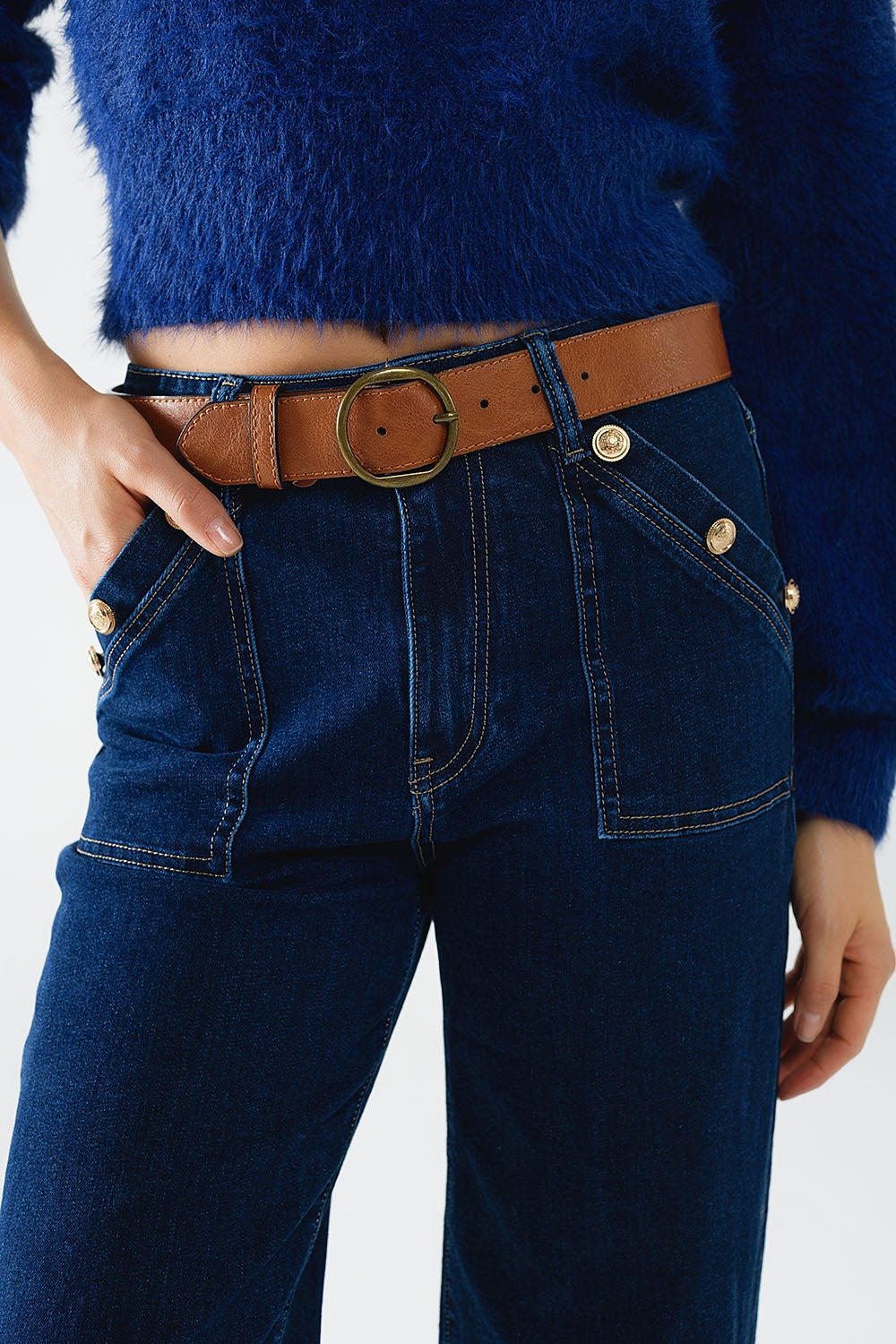 Jeans perna larga com detalhe de 3 botões