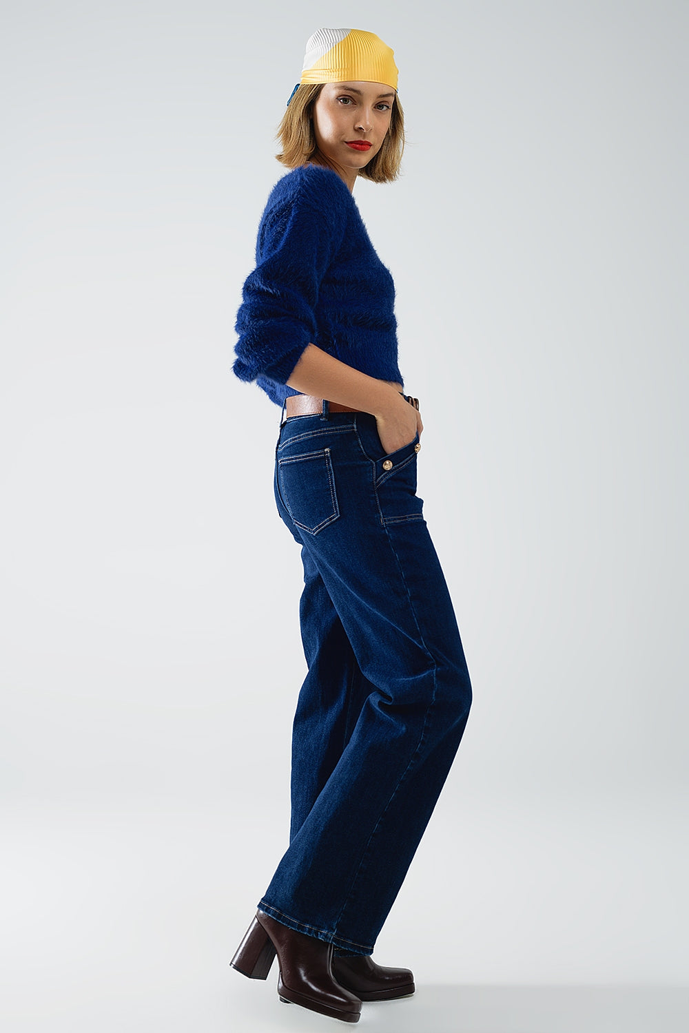 Jeans perna larga com detalhe de 3 botões