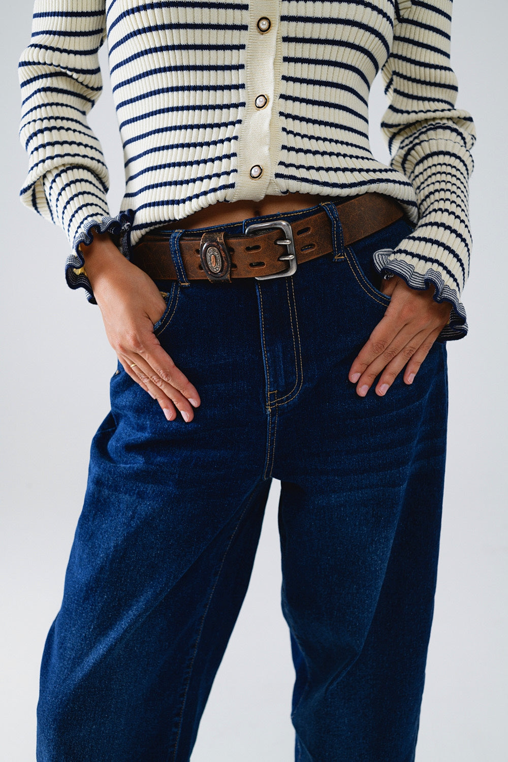 Calça jeans mom perna larga com lavagem média