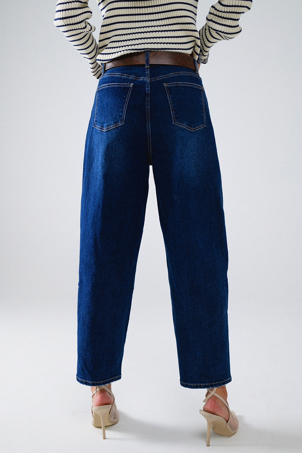Calça jeans mom perna larga com lavagem média