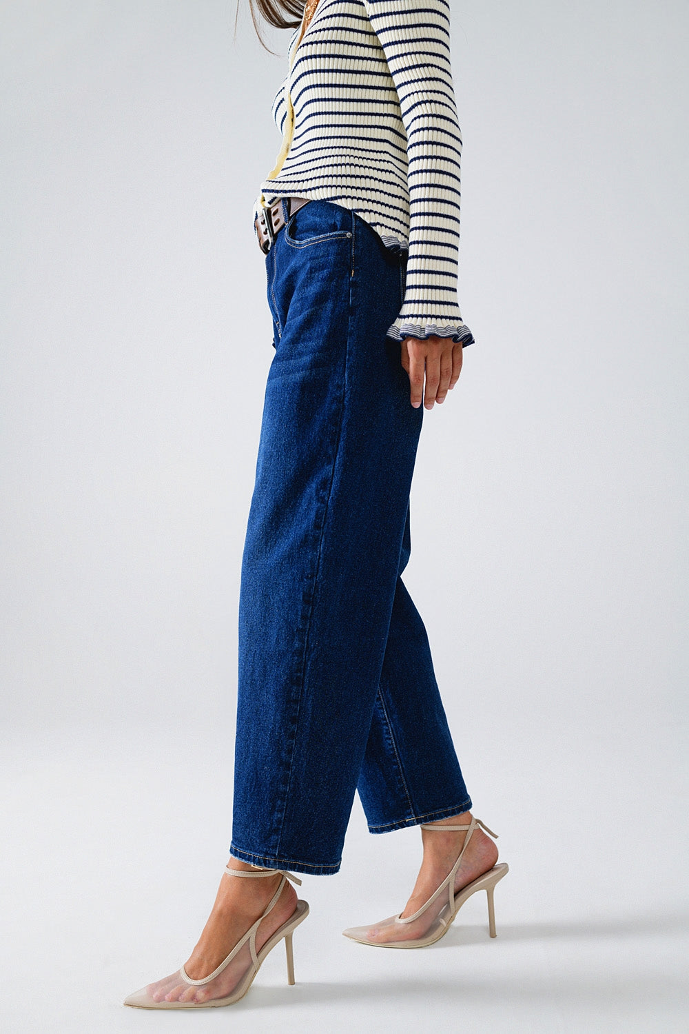 Calça jeans mom perna larga com lavagem média
