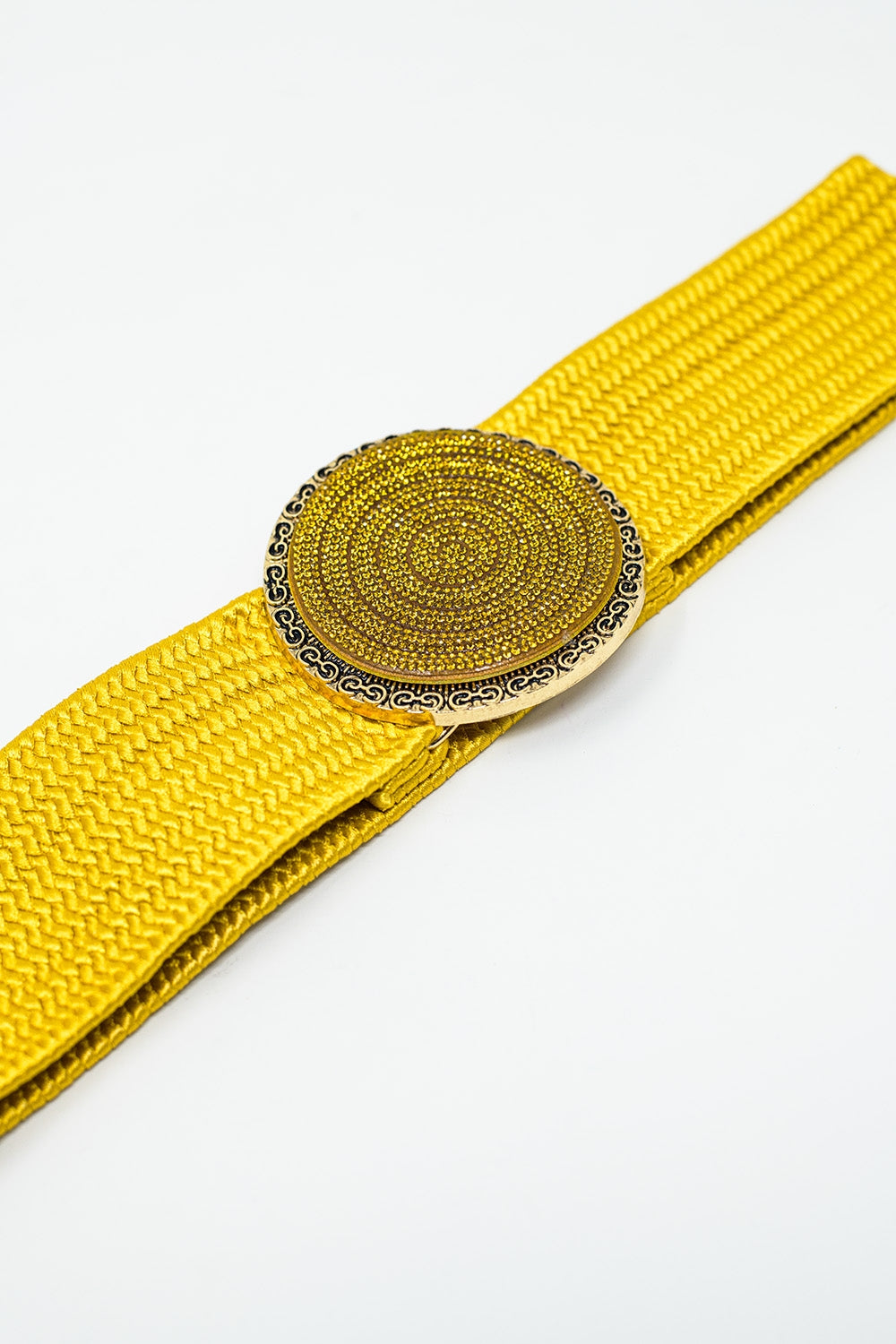 Cinto amarelo trançado com fivela redonda e strass