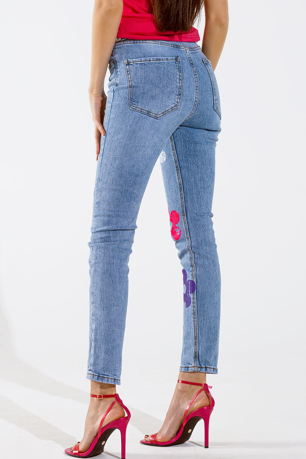 Calça Jeans Skinny 5 Bolsos Com Detalhe De Flor