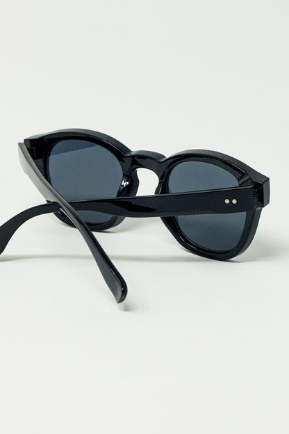 Óculos de sol redondos dos anos 90 com lentes pretas e armação preta