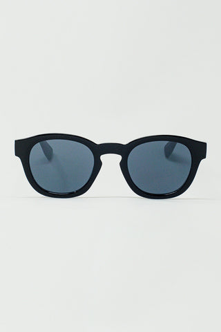 Óculos de sol redondos dos anos 90 com lentes pretas e armação preta