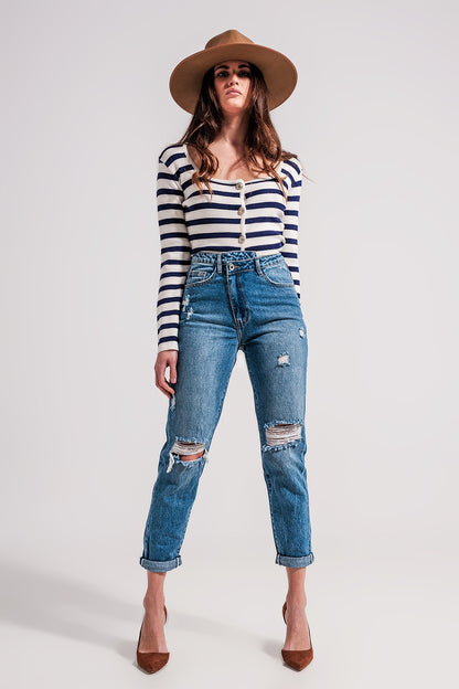 Jeans com detalhe de botão assimétrico em azul médio