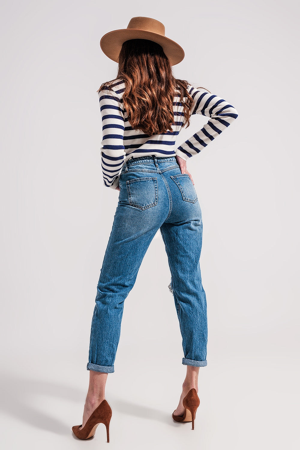 Jeans com detalhe de botão assimétrico em azul médio