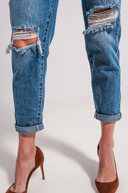 Jeans com detalhe de botão assimétrico em azul médio