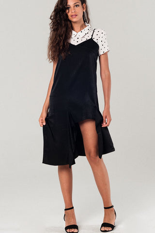 Vestido preto com bainha assimétrica