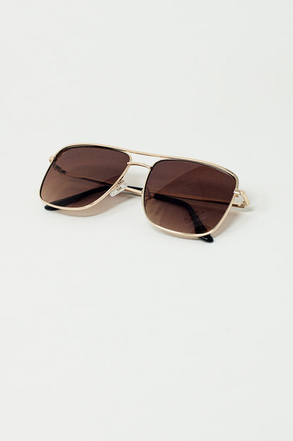 Óculos de sol vintage aviador com aro dourado em bege