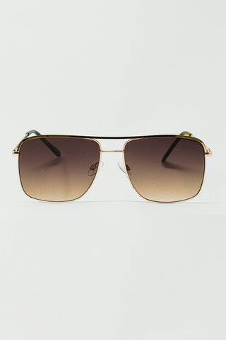 Óculos de sol vintage aviador com aro dourado em bege