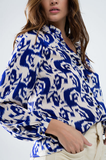 Blusa com estampa abstrata e manga balão em azul marinho e branco