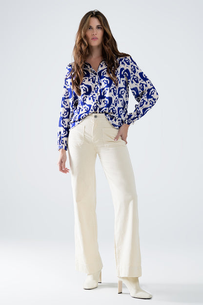 Blusa com estampa abstrata e manga balão em azul marinho e branco