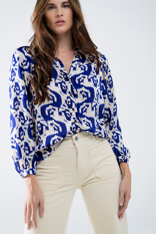 Blusa com estampa abstrata e manga balão em azul marinho e branco