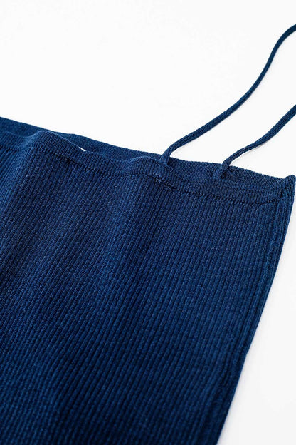 Top básico de malha azul marinho com alças finas
