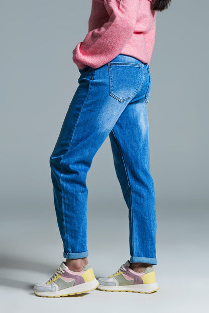 Calça Jeans Mom Fit Básica Lavagem Média Com Pinças Nos Joelhos