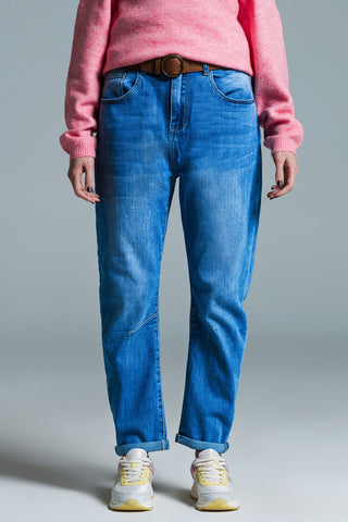 Calça Jeans Mom Fit Básica Lavagem Média Com Pinças Nos Joelhos