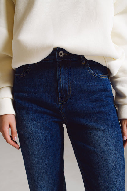 Jeans reto básico em lavagem escura