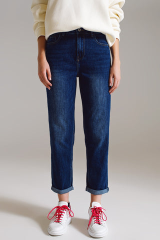 Jeans reto básico em lavagem escura