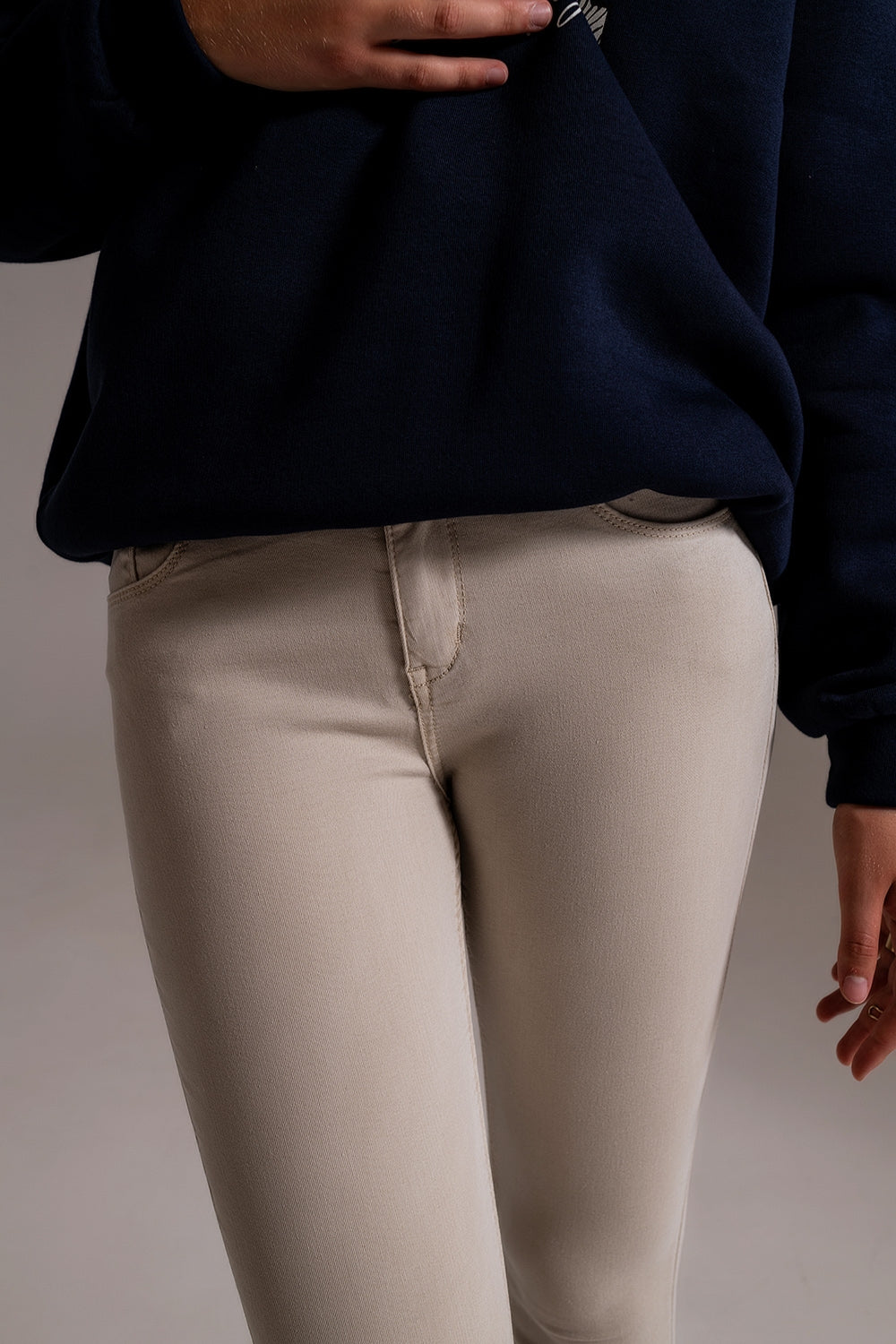Jeans bege com tornozelo e vincos suaves