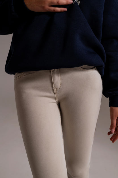 Jeans bege com tornozelo e vincos suaves