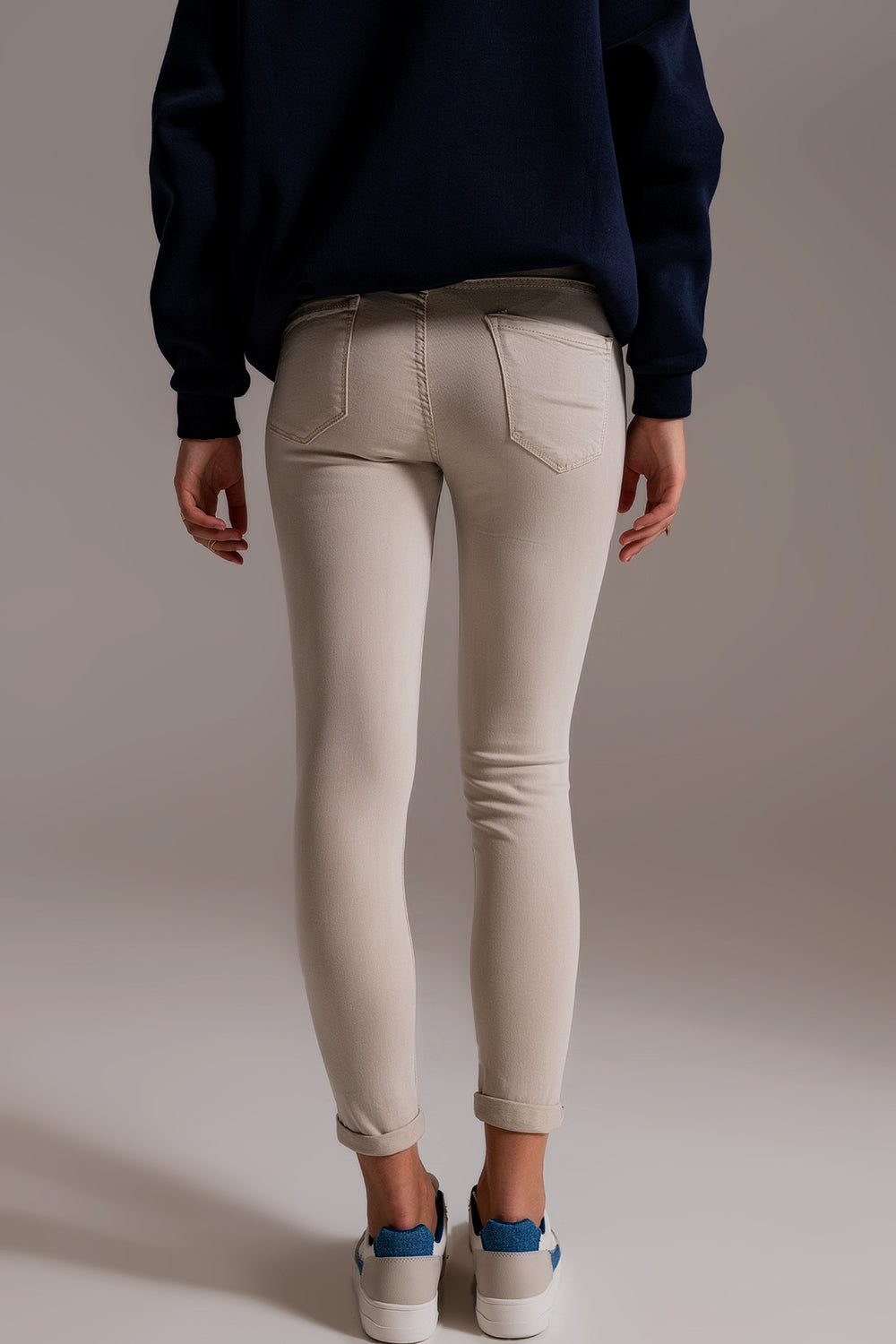 Jeans bege com tornozelo e vincos suaves
