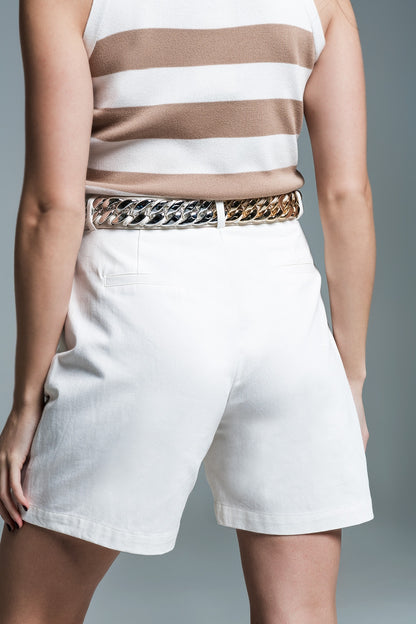 Bermudas de corte descontraído com pregas à frente em branco