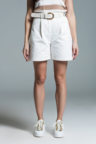 Bermudas de corte descontraído com pregas à frente em branco